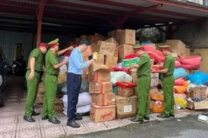 Lực lượng chức năng tiếp nhận số lượng lớn bánh kẹo do người dân giao nộp. Ảnh: CÔNG AN HÀ NỘI