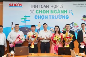 Phó Tổng Biên tập Báo SGGP Phạm Trường tặng hoa cho các khách mời. Ảnh: HOÀNG HÙNG