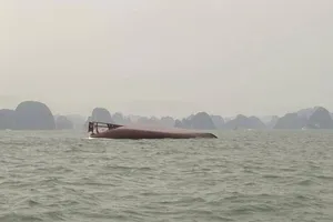 Đắm tàu du lịch chở hơn 50 người trên Vịnh Hạ Long, nhiều người mất tích