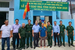 Đại diện Ban Chỉ huy BĐBP TPHCM, phường Rạch Dừa chụp hình lưu niệm chia sẻ niềm vui với gia đình ông Trần Văn Hùng