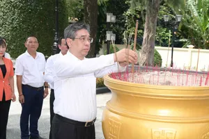 Dâng hoa, dâng hương tưởng niệm Anh hùng liệt sĩ Võ Thị Sáu