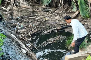 Nước rỉ rác đen ngòm chảy qua đất của người dân