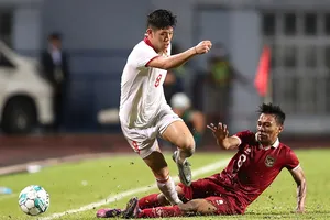 U23 Việt Nam (áo trắng) vượt qua U23 Indonesia tại trận chung kết năm 2023. Ảnh: ĐOÀN NHẬT