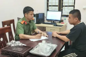 Công an làm việc với Lô Thanh S. Ảnh: CÔNG AN NGHỆ AN