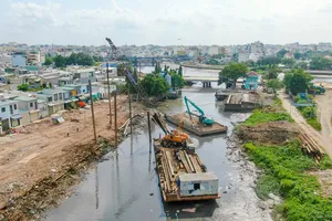 "Vượt nắng, thắng mưa” trên công trường rạch Xuyên Tâm