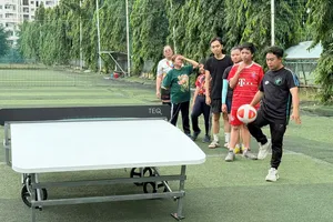 Người dân được hướng dẫn tập luyện môn teqball. Ảnh: NGUYỄN ANH