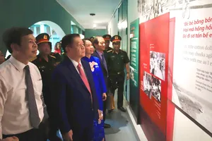 Trưởng Ban Tuyên giáo và Dân vận Trung ương Nguyễn Trọng Nghĩa cùng các đại biểu xem trưng bày tại Hoàng thành Thăng Long