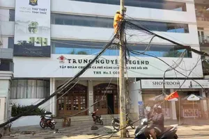 Đang tháo dỡ 8 trụ điện dưới lòng đường sau phản ánh của Báo SGGP