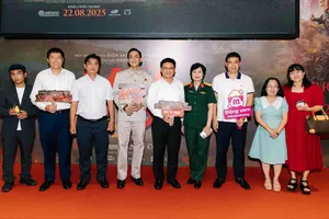 Dàn nghệ sĩ “đội mưa” đến chúc mừng phim Mưa đỏ