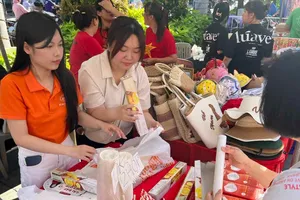 Người tiêu dùng chọn mua hàng khuyến mãi tại chợ Bình Tây (phường Bình Tây, TPHCM), ngày 22-8. Ảnh: GIA HÂN