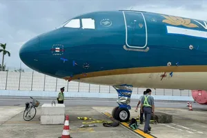 Chằng giữ máy bay tại Cảng hàng không quốc tế Nội Bài phòng ảnh hưởng do mưa bão
