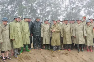 Phó Thủ tướng Trần Hồng Hà kiểm tra công tác hộ đê Hội Thống ở xã Đan Hải 