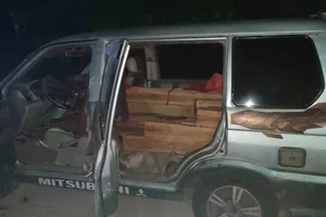 Truy đuổi xe ô tô 7 chỗ chở 21 hộp gỗ “lậu”