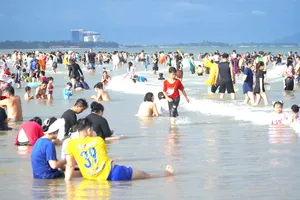 Bãi Sau đông nghịt khách tắm biển
