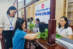 Người dân đến làm thủ tục tư pháp tại Trung tâm Hành chính công phường Phước Thắng. Ảnh: HUYỀN TRANG