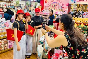 Người dân chụp hình tại siêu thị AEON Mall trên địa bàn TPHCM 