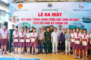 Đại diện các đơn vị, nhà hảo tâm tặng quà cho học sinh có hoàn cảnh khó khăn trên địa bàn