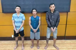 TPHCM: Bắt 3 đối tượng giả danh công an để cướp tài sản