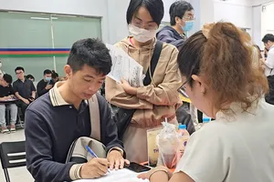 Người lao động tìm việc làm tại sàn giao dịch việc làm