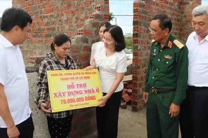 Phó Chủ tịch Thường trực Ủy ban MTTQ Việt Nam TPHCM Trương Thị Bích Hạnh trao số tiền 70 triệu đồng hỗ trợ bà Nguyễn Thị Phượng