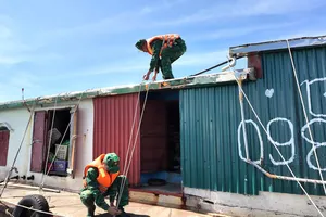 Công an xã Văn Bàn (tỉnh Lào Cai) cùng nhân dân tạo các bao cát đắp kè chuẩn bị chống lũ do bão số 11