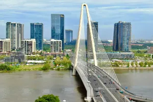 Cầu Ba Son kết nối những khu đô thị hiện đại dọc hai bên bờ sông Sài Gòn. Ảnh: HOÀNG HÙNG