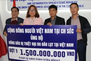 Người Việt Nam tại Czech ủng hộ đồng bào bị ảnh hưởng bởi bão lụt. Ảnh: SECVIET.CZ