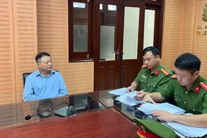 Ông Nguyễn Hòa Bình làm việc tại cơ quan công an