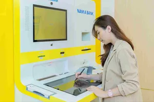Khách hàng giao dịch tại Ngân hàng mở One Banking của Nam A Bank. Ảnh: MINH HUY