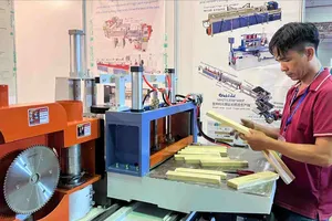 Doanh nghiệp chế biến gỗ Việt Nam giới thiệu công nghệ mới tại Hội chợ quốc tế đồ gỗ và mỹ nghệ xuất khẩu Việt Nam - VIFA EXPO 2025. Ảnh: HOÀNG HÙNG