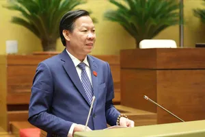 Chủ nhiệm Ủy ban Kinh tế và Tài chính của Quốc hội Phan Văn Mãi trình bày báo cáo thẩm tra, sáng 20-10. Ảnh: QUANG PHÚC