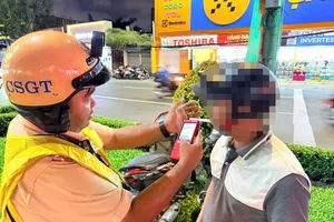 Lực lượng CSGT đo nồng độ cồn người đi đường trong đợt cao điểm