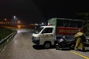 Công an đưa người ốm liệt giường ở vùng thấp trũng phường An Cựu, TP Huế đi bệnh viện.
