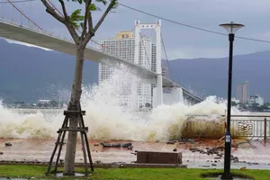 Theo ghi nhận của phóng viên, chiều 22-10, nhiều đoạn vỉa hè đường Như Nguyệt bị sóng đánh tan hoang do ảnh hưởng của bão số 12