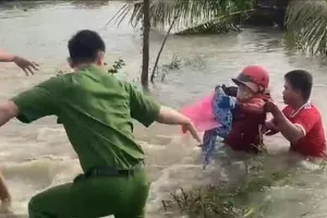 Người dân và lực lượng công an kịp thời cứu người phụ nữ bán vé số bị nước lũ cuốn trôi