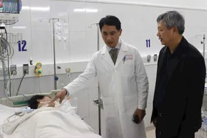 TS.BS. Lê Đức Nhân, Giám đốc Bệnh viện Đà Nẵng báo cáo với lãnh đạo TP Đà Nẵng về tình hình bệnh nhân