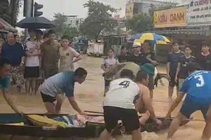 Người dân đưa các nạn nhân đi cấp cứu