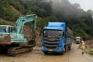 Quảng Ngãi: Thông xe đèo Lò Xo, thêm 30 xe thoát cảnh bị cô lập