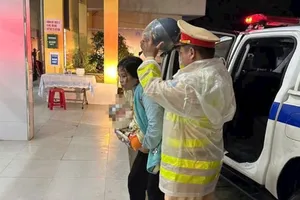 CSGT dùng xe đặc chủng đưa em bé vào viện cấp cứu trong đêm khuya. Ảnh: CSGT