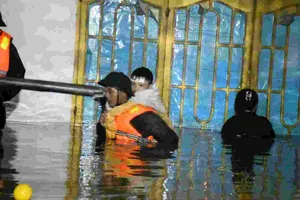 Quân khu 5 trắng đêm cứu dân trong lũ dữ ở Đại Lộc