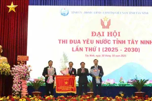 Lãnh đạo tỉnh Tây Ninh đón nhận Cờ thi đua của Chính phủ