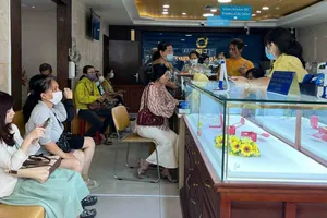 Người dân mua vàng tại một cửa hàng vàng