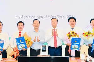 Chủ tịch UBND TPHCM điều động, bổ nhiệm nhiều cán bộ lãnh đạo