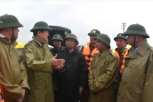 Phó Thủ tướng Chính phủ Mai Văn Chính kiểm tra công tác ứng phó với mưa, lũ tại phường Vũng Áng, tỉnh Hà Tĩnh