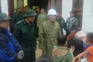 Phó Chủ tịch UBND TP Đà Nẵng Trần Nam Hưng cùng lãnh đạo các sở, ngành đã đến thăm hỏi người dân vùng lũ