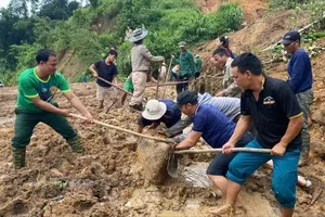 Tiếp tế hàng cứu trợ bằng đường thủy vào thôn Đăk Doa