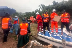 Tiếp tế hàng cứu trợ bằng đường thủy vào thôn Đăk Doa