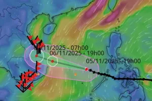 Đường đi của bão số 13 trên Biển Đông. Ảnh: VNDMS