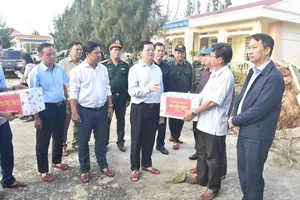 Phó Thủ tướng thăm, tặng quà thầy và trò Trường Tiểu học và Trung học cơ sở Cù Chính Lan tại thôn Hòa Phú, xã Xuân Cảnh. Ảnh: VGP