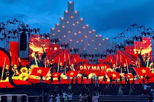 Chương trình nghệ thuật đặc sắc, ấn tượng kỷ niệm ngày lễ lớn của TPHCM được tổ chức tại Quảng trường Thắng Tam (phường Vũng Tàu). Ảnh: TRÚC GIANG